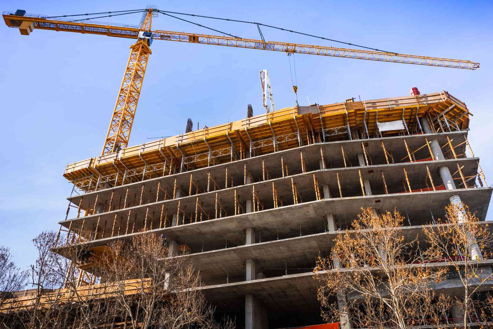 Estructura de hormigón de un edificio en construcción con grúa