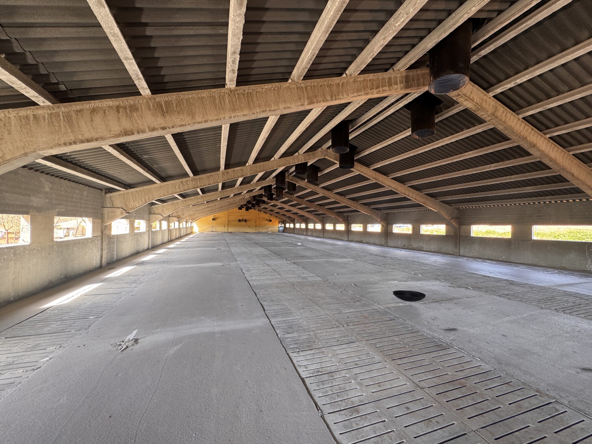Estructura de hormigón prefabricado durante la construcción de una nave industrial
