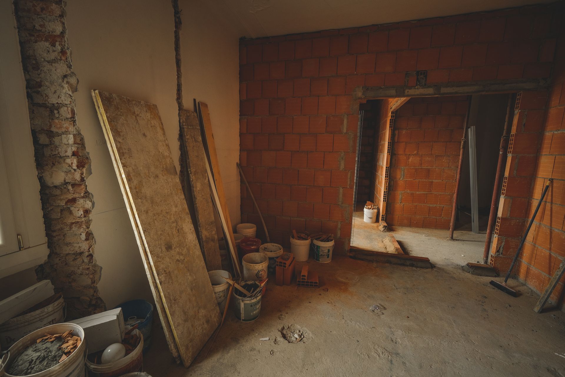 Tabique interior de ladrillo cerámico con hueco de puerta durante una reforma