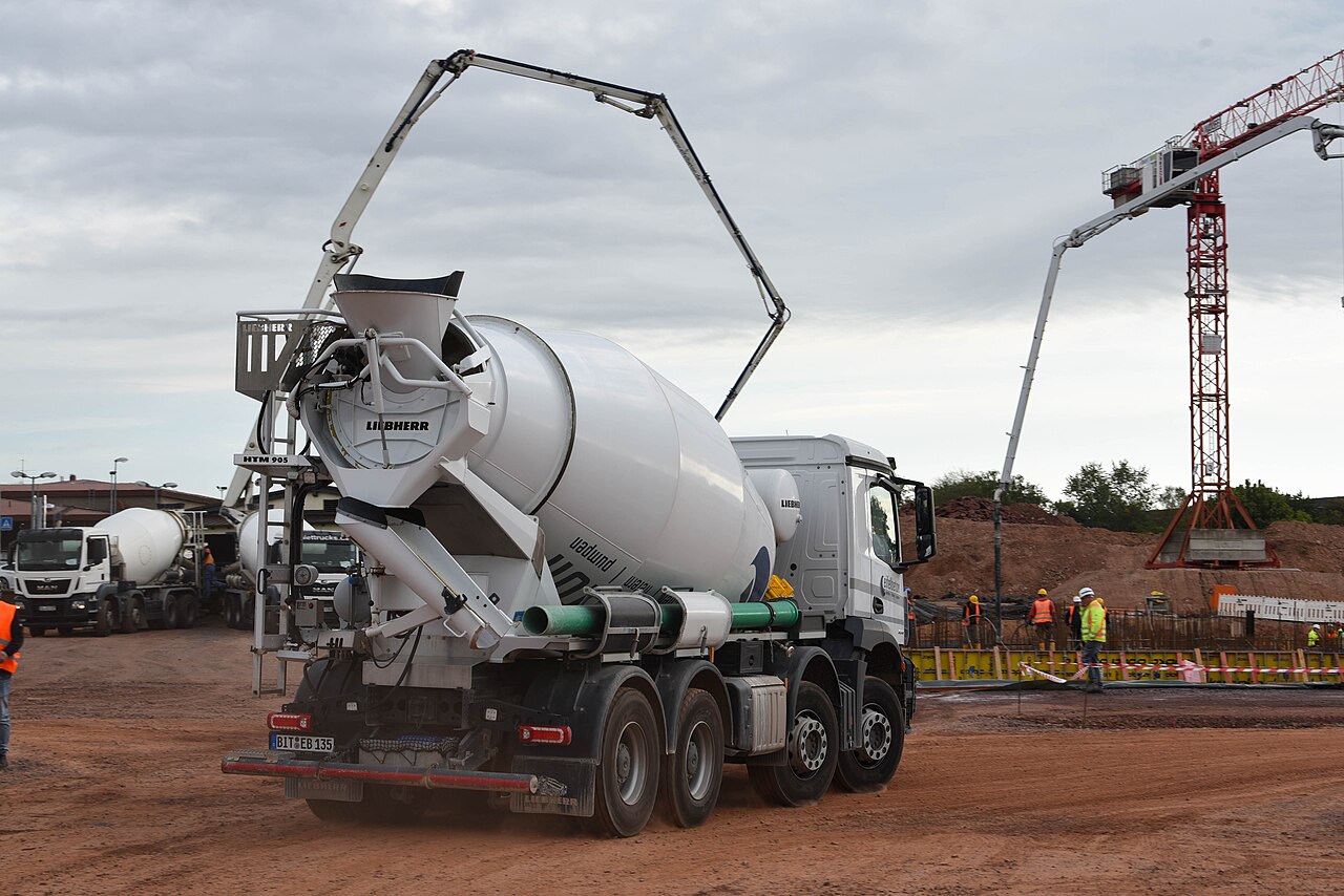 Camión hormigonera y bombas de hormigón durante la ejecución de una cimentación