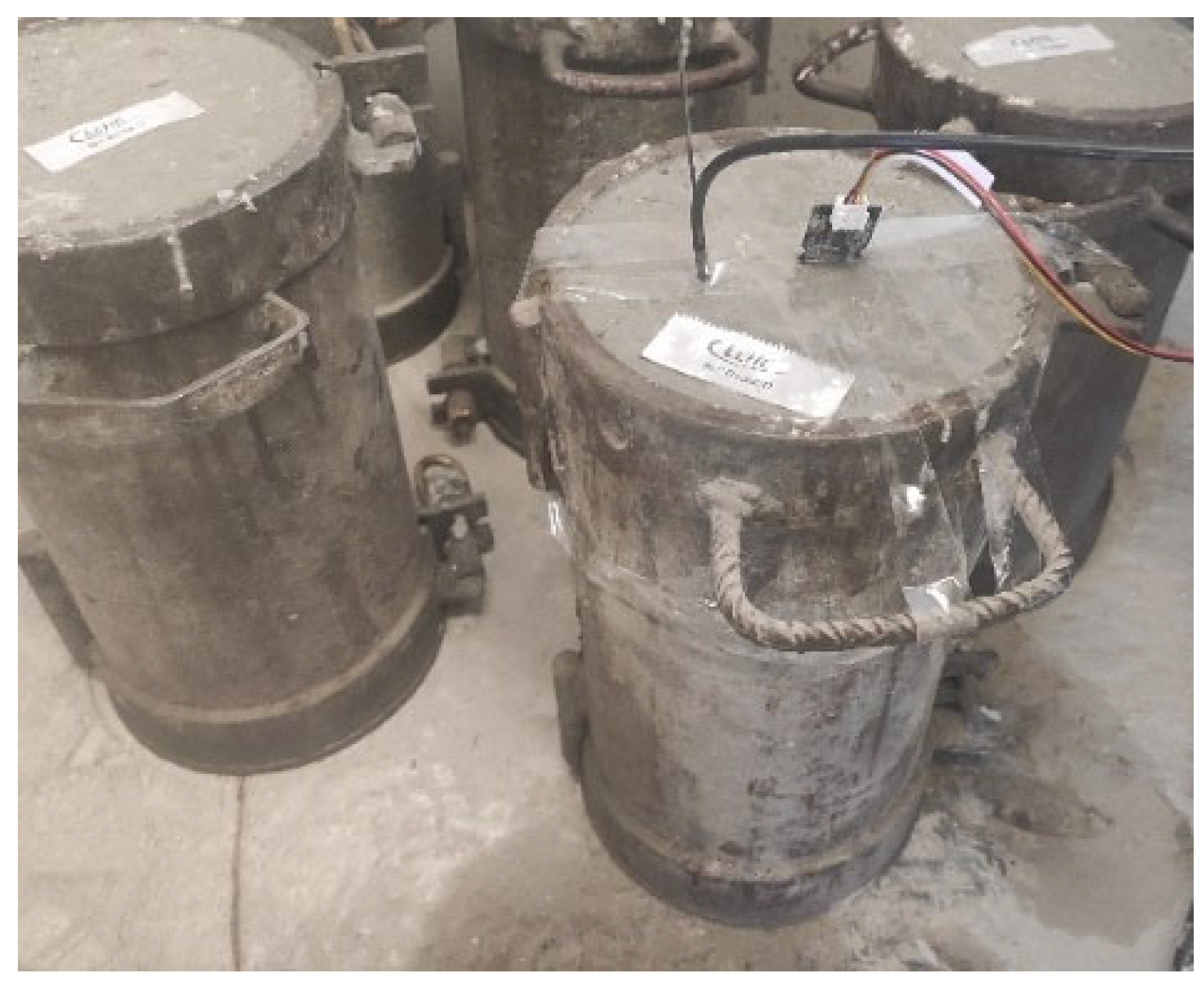 Probetas de hormigón con sensores y cableado para un estudio de temperatura y humedad